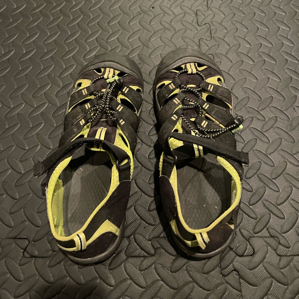 Boys size 7 youth Keen sandals
